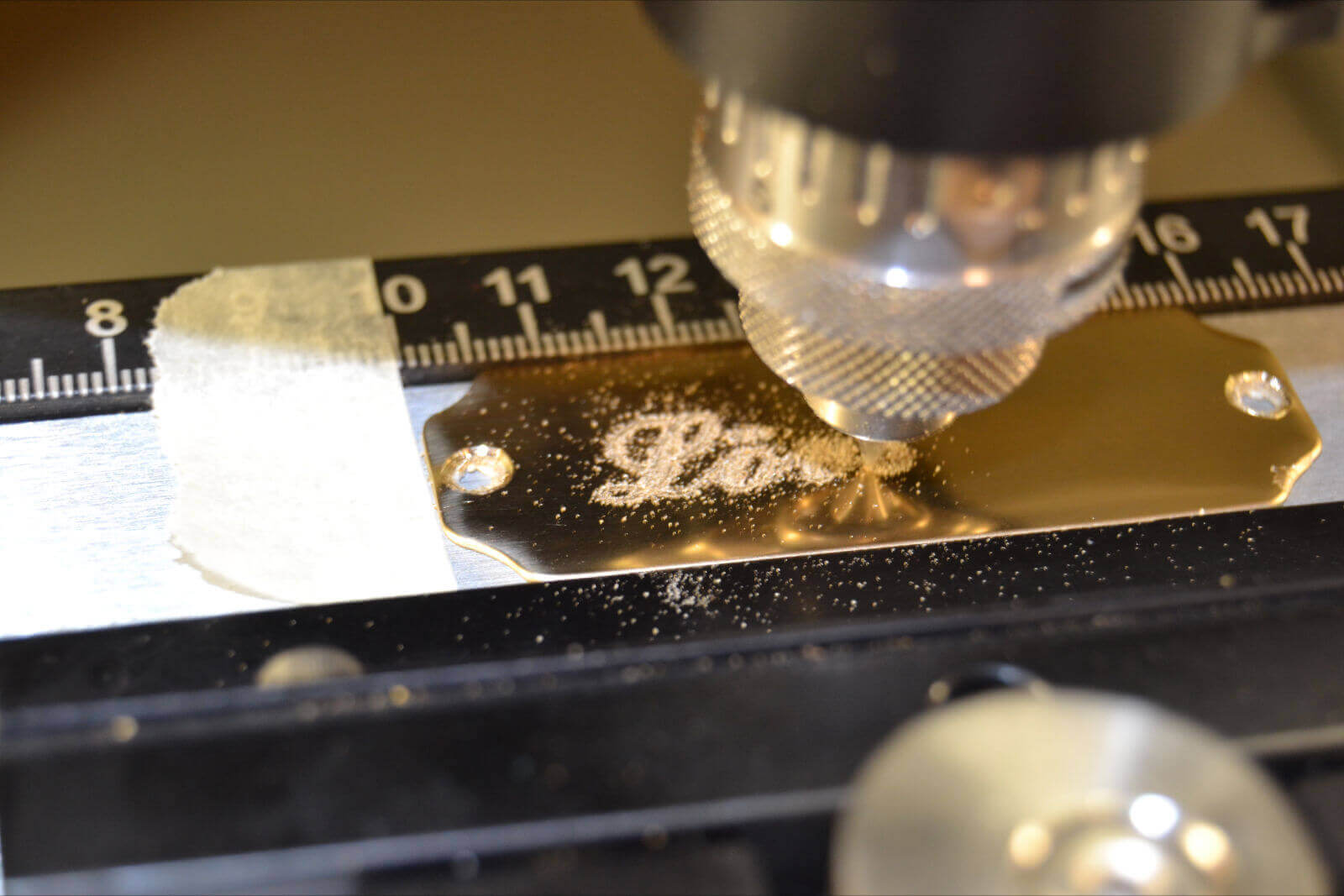 Gravering på skyltar och presenter i Väsby